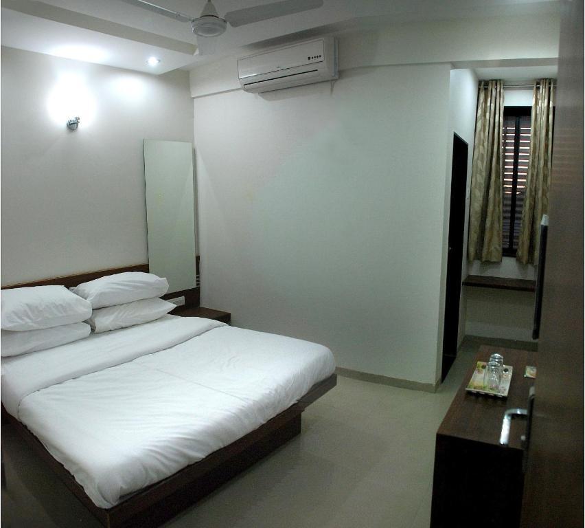 Sai Srushti Hotel Shirdi Buitenkant foto