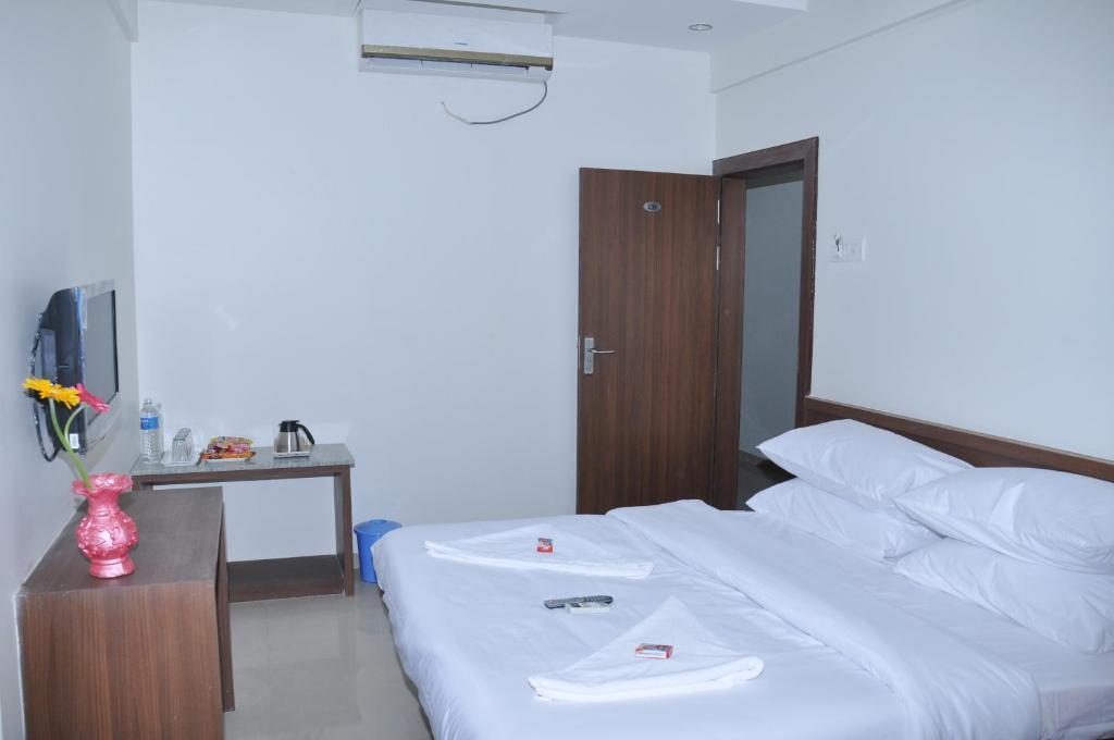 Sai Srushti Hotel Shirdi Buitenkant foto