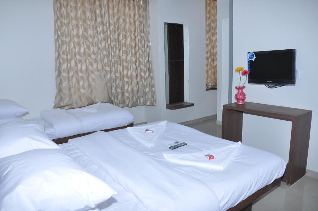 Sai Srushti Hotel Shirdi Buitenkant foto