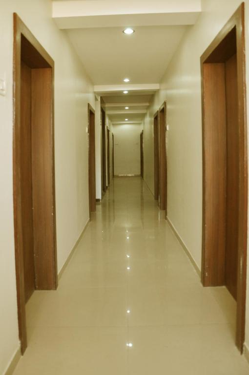 Sai Srushti Hotel Shirdi Buitenkant foto